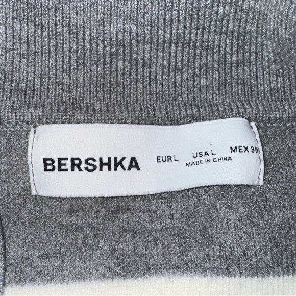 Bershka get and white striped cropped, collared sweater size M. EUC - Picture 5 of 5